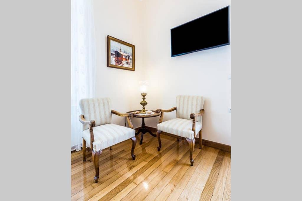 Neoclassical Apartment With 3 Bedrooms In El Pireo Exterior foto