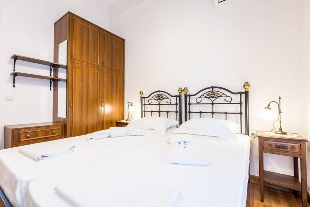 Neoclassical Apartment With 3 Bedrooms In El Pireo Exterior foto