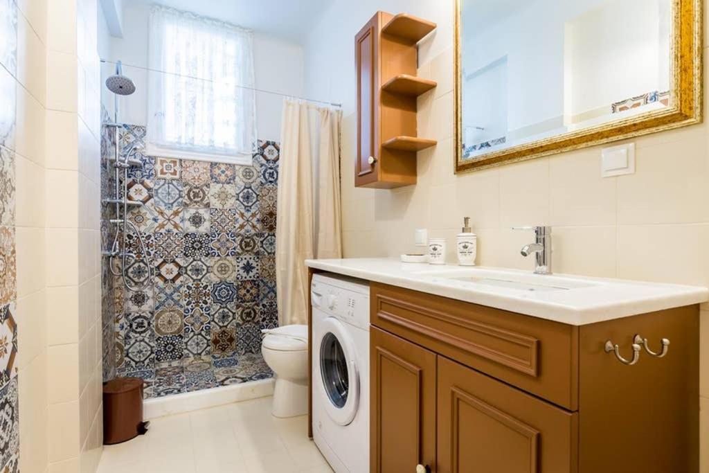 Neoclassical Apartment With 3 Bedrooms In El Pireo Exterior foto