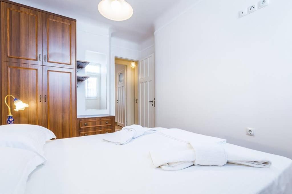 Neoclassical Apartment With 3 Bedrooms In El Pireo Exterior foto