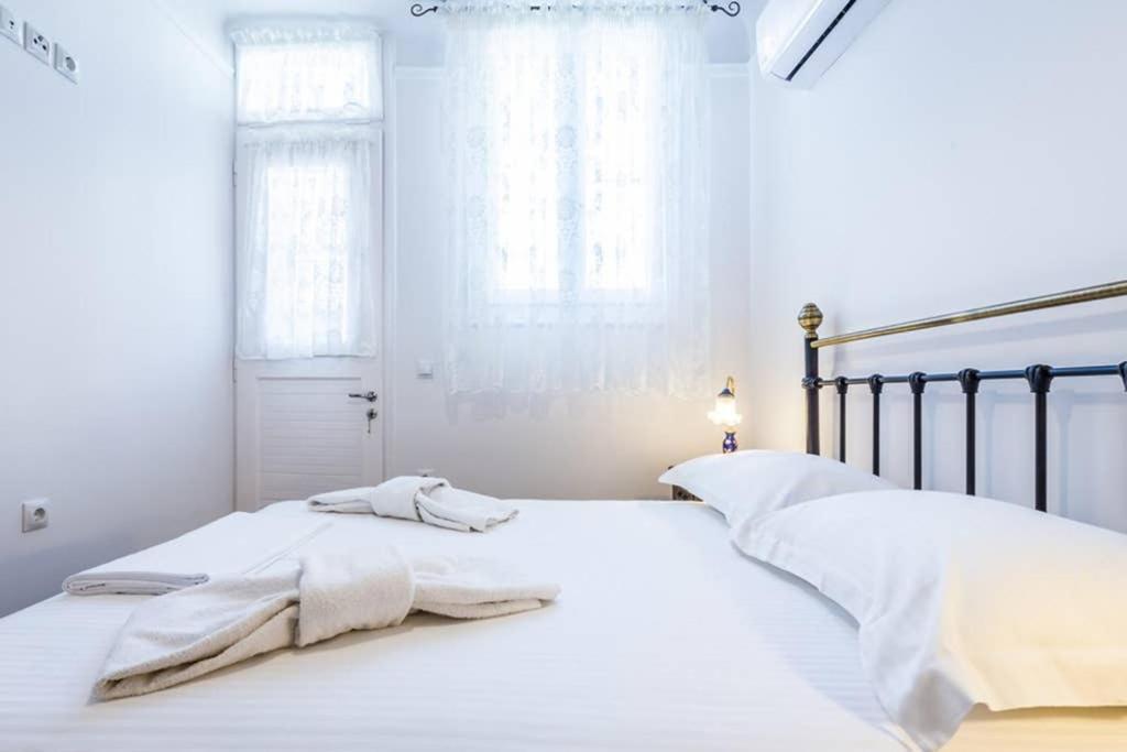 Neoclassical Apartment With 3 Bedrooms In El Pireo Exterior foto