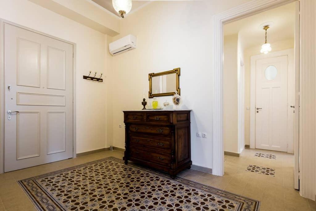 Neoclassical Apartment With 3 Bedrooms In El Pireo Exterior foto