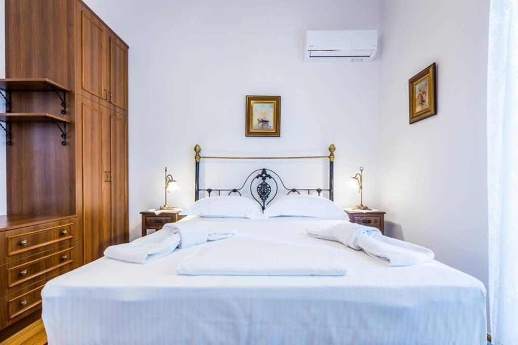 Neoclassical Apartment With 3 Bedrooms In El Pireo Exterior foto