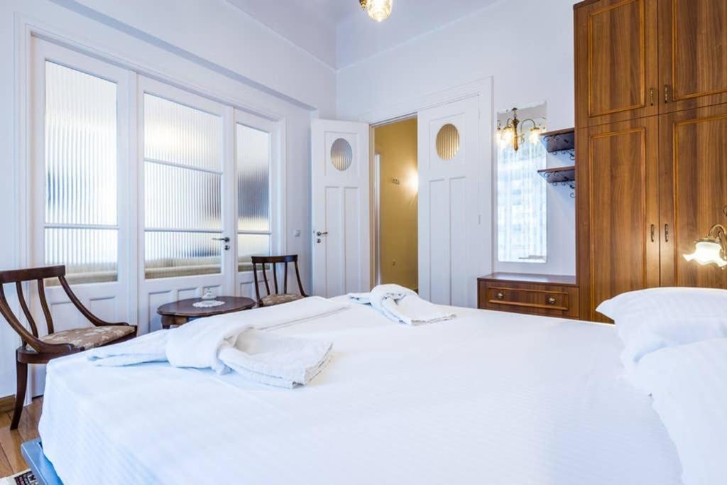 Neoclassical Apartment With 3 Bedrooms In El Pireo Exterior foto